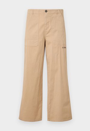 Pantaloni cargo beige in cotone a gamba larga con tasche applicate frontali e un logo sulla tasca posteriore. Tessuto leggero con una texture liscia.