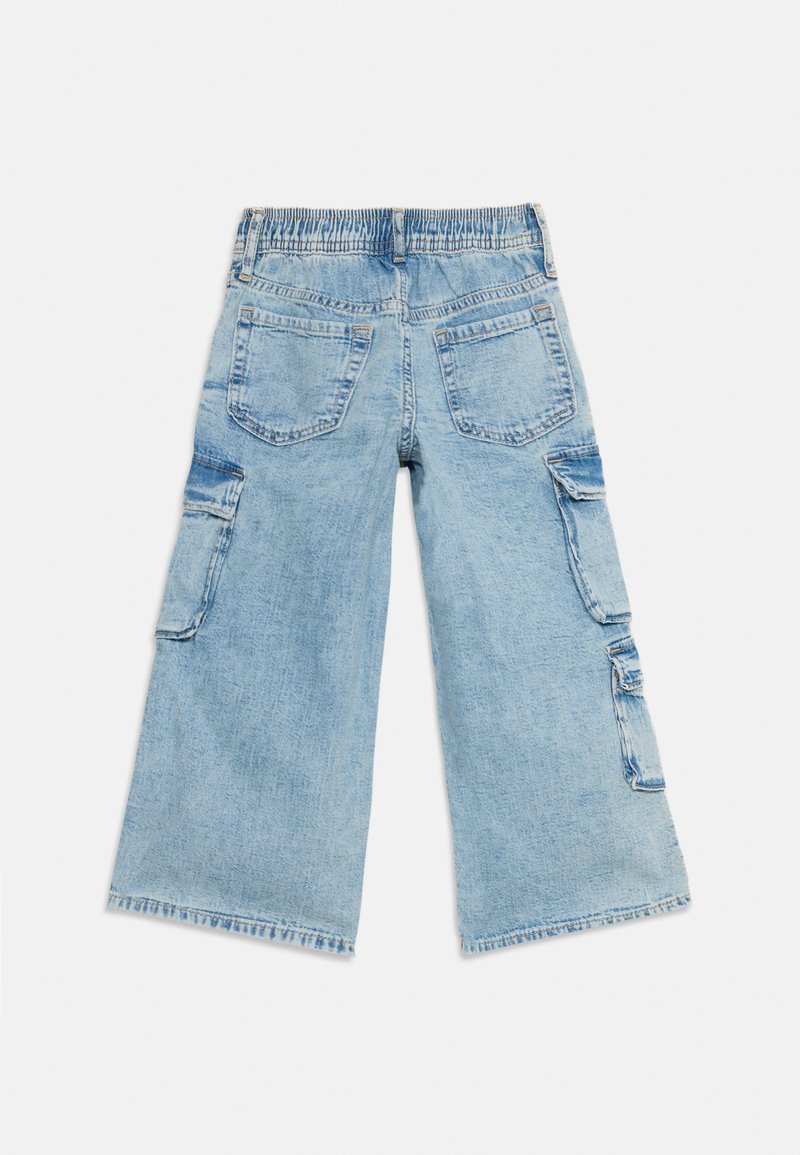 Pantalons cargo en denim bleu clair avec une coupe large, dotés d'une taille élastique, de deux poches arrière et de poches cargo sur les côtés.
