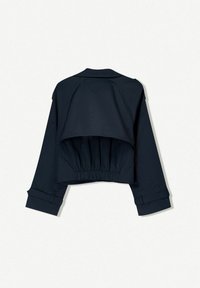 Merijään vaate, joka on valmistettu sileästä kankaasta, sisältää kietoutuvan muotoilun, joustavan vyötärön ja käärityt hihansuut.