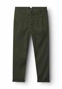 Olivgrüne Chinos mit tailliertem Design, vorderen Falten, zwei Seitentaschen und Fußmanschetten. Der Stoff wirkt glatt mit mattem Finish.