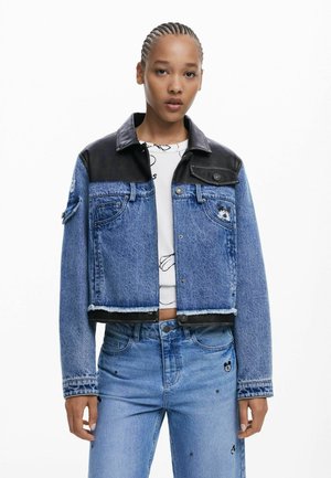 Giacca di jeans cropped in tessuto blu sbiadito con dettagli in pelle nera, dotata di chiusura con bottoni, tasche e orlo sfrangiato.