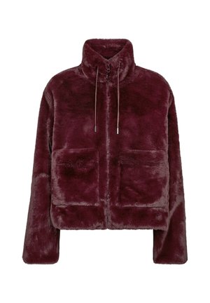 Bordeaux faux fur jas met rits, hoge kraag, trekkoord, lange mouwen en twee vierkante voorzakken.
