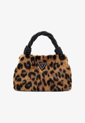 Handtasche aus Leopardenmuster-Kunstfell mit schwarzem, verdrehtem Griff und dreieckigem Logo-Schild. Weiche Textur und strukturierte Form.