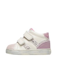 Sneaker bianco con finitura testurizzata, caratterizzato da accenti di glitter rosa e viola, due cinturini in Velcro regolabili e una colonna imbottita alla caviglia.