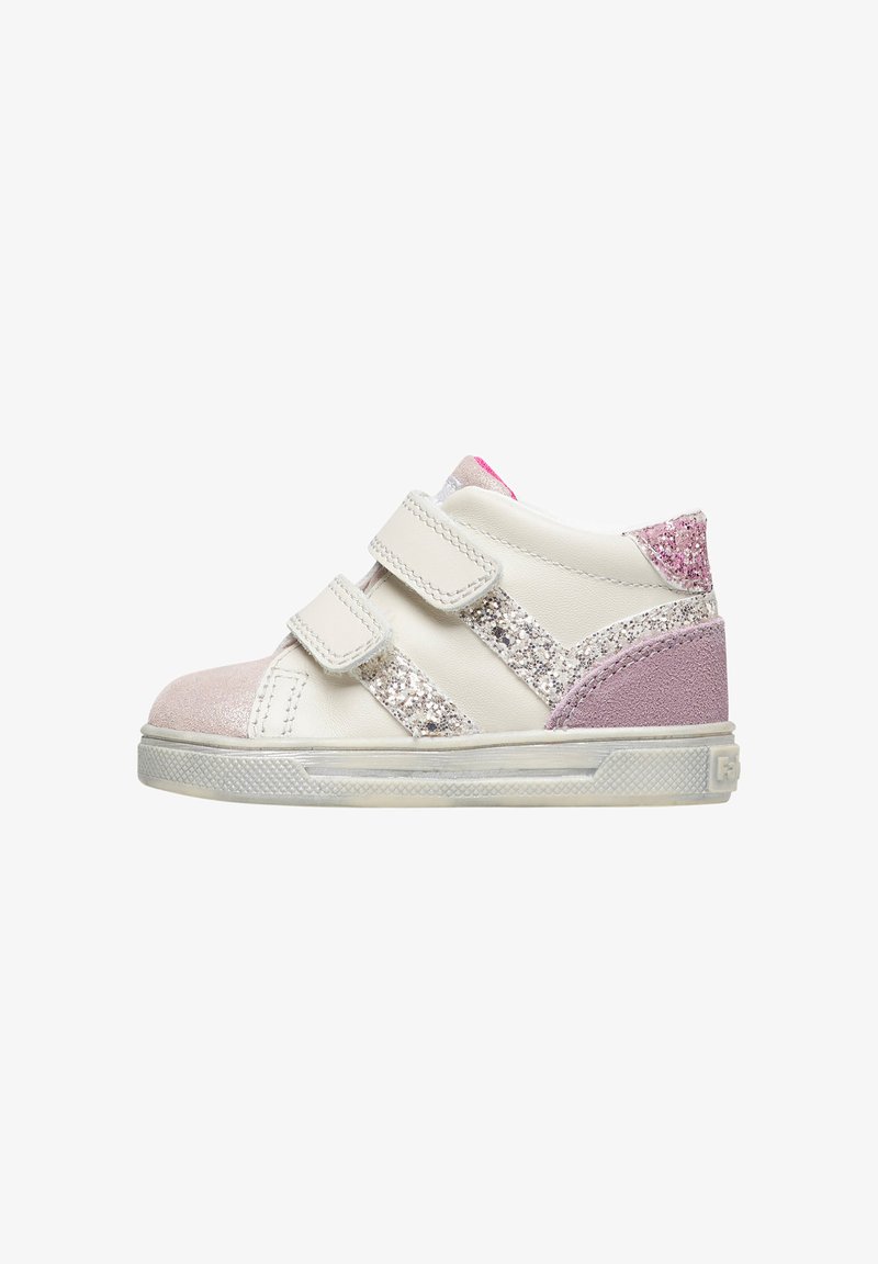 Sneaker bianco con finitura testurizzata, caratterizzato da accenti di glitter rosa e viola, due cinturini in Velcro regolabili e una colonna imbottita alla caviglia.