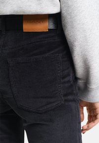 GANT FLARE STRETCH  - Tygbyxor - black