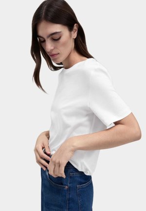 PURE EVERYDAY FIT - Basic T-shirt - white