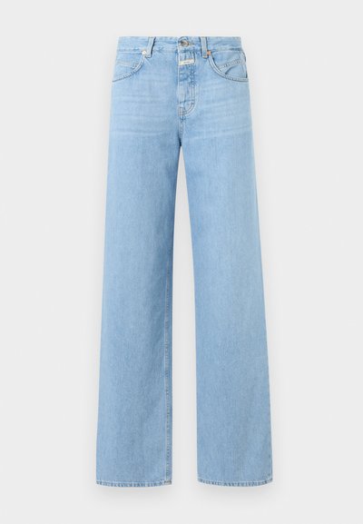 Ανοιχτό μπλε τζιν παντελόνι με ψηλή μέση και φαρδιά μπατζάκια, με κλείσιμο με κουμπιά στην πρόσοψη, θηλιές για ζώνη και εμπρόσθιες τσέπες σε απλό λευκό φόντο.