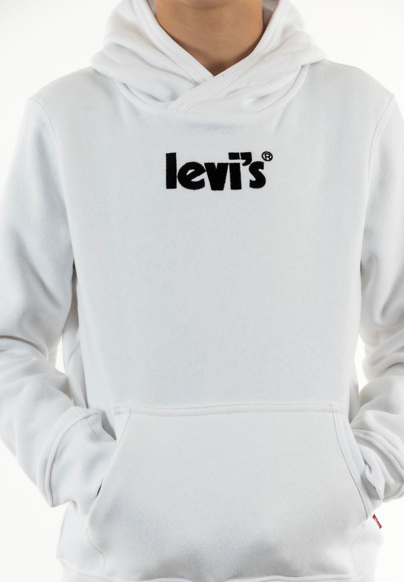 Witte fleece hoodie met een voorzak en een dubbele capuchon. De merknaam "levi's" is in het zwart geborduurd op de borst.