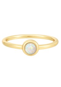 Aranyozott gyűrű, kör alakú opál kaboson kővel, sima gyűrűtesttel és polírozott felülettel. Az opál csillogó színváltozásokat mutat.