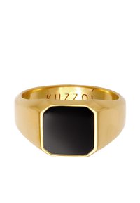Guld signetring med en stor, rektangulær sort sten i en tyk bøjle med en ottekantet kant. Indgraveret "Kuzzoi" på indersiden af bøjlen.