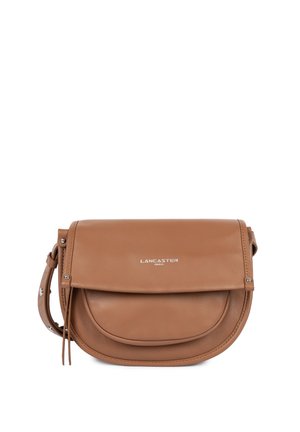 Sac bandoulière en cuir marron avec un rabat arrondi, des accents en métal argenté, des franges sur le côté et un logo de marque en relief à l'avant.