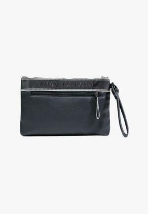 Pochette en cuir noir avec une finition texturée, fermeture zippée, tirette argentée et "ARMANI EXCHANGE" embossé sur le dessus.