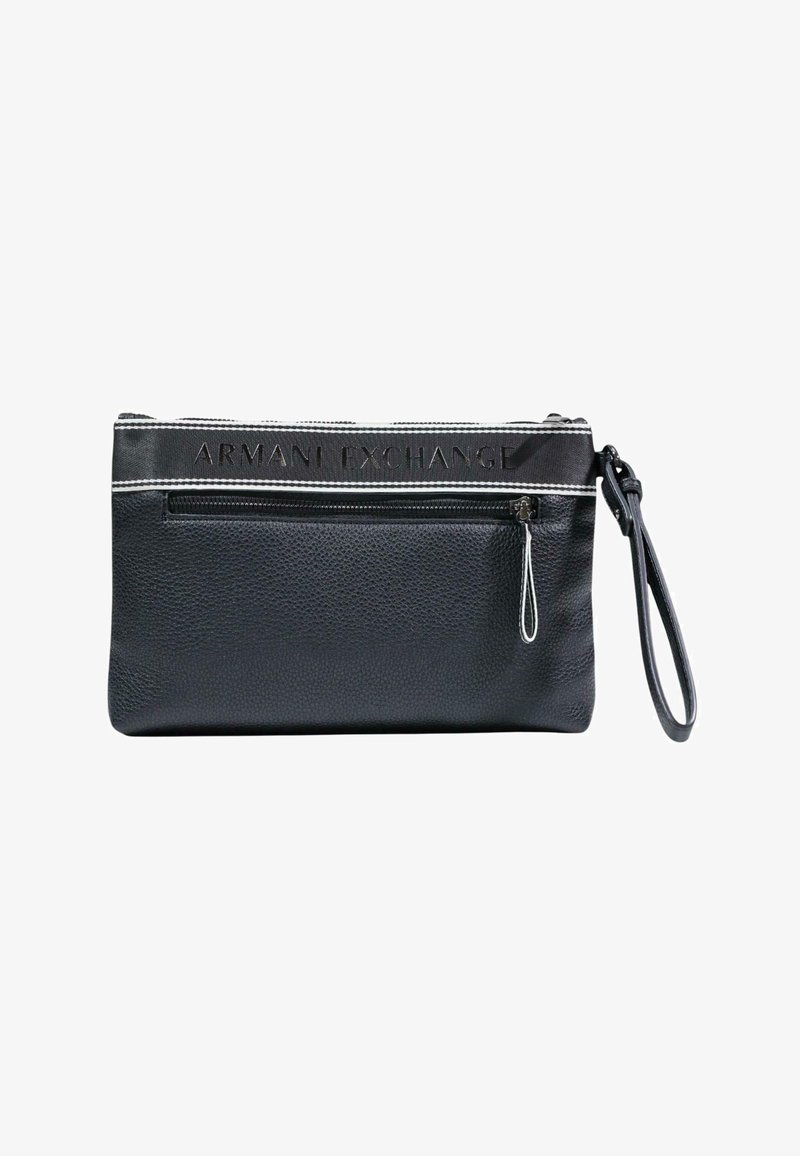 Pochette en cuir noir avec une finition texturée, fermeture zippée, tirette argentée et "ARMANI EXCHANGE" embossé sur le dessus.