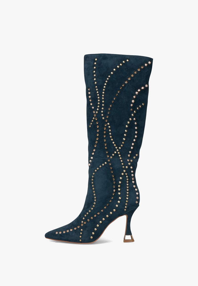 Bota até o joelho em camurça verde-escuro, com studs metálicos em padrões de ondas, bico fino e um salto afunilado com um detalhe decorativo.