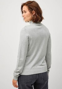 Maglione grigio a maglia con colletto e polsini a coste, caratterizzato da un design aderente e una texture liscia. La vista posteriore mostra una finitura pulita.