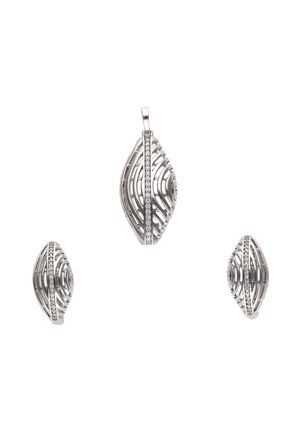 Set de bijuterii argintiu, model frunză ajurat, cu pietre transparente, format din pandantiv și cercei asortați pe fundal alb.