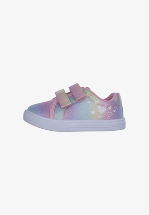 Scarpe da tela multicolori con un motivo sfumato, caratterizzate da dettagli rosa, cinturini in velcro e suola in gomma bianca con disegni a forma di cuore.