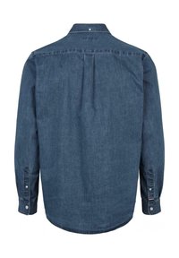 Ciemnoniebieska koszula z długim rękawem o klasycznym kołnierzyku, z plisą z tyłu i zapięciem na guziki przy mankietach. Ma gładką teksturę i luźny krój.