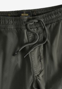 Next STRETCH UTILITY REGULAR TAPERED - Kareiviško stiliaus kelnės - dark green