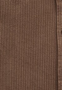 Brauner Cordstoff mit vertikaler Rippstruktur. Das Material wirkt weich mit einem leichten Glanz und einem gleichmäßigen Muster.