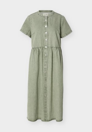 Robe midi verte à manches courtes avec col rond, taille froncée et fermeture à boutons-pression sur le devant.