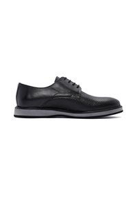 Zwarte oxford schoenen met een gladde leren afwerking en een geperforeerd ontwerp. Laagprofiel rubberen zool met een contrasterende grijze band. Zes gaatjes vetersluiting.