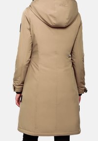 Cappotto isolato beige con cappuccio, cuciture visibili, silhouette affusolata e polsini regolabili. Presenta il logo sul retro e tasche laterali.