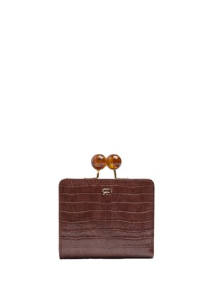 Kompaktowy brązowy skórzany portfel z fakturą krokodyla, złotą ramką zacisku i dwoma dużymi okrągłymi kulkami w kolorze bursztynowym na górze.
