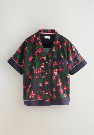 Korte mouwen shirt in donker marineblauwe satijn met een bloemenpatroon in roze en groen, voorzien van een borstzak en decoratieve stiksels langs de zoom.
