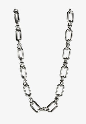 Collier en métal argenté avec des maillons rectangulaires reliés par de petits anneaux circulaires, disposé en forme de U lâche sur un fond blanc.