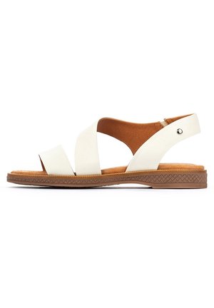 Hvid sandal med åben tå med to brede remme over foden, en hælrem med elastisk detalje og en tekstureret brun flad sål.