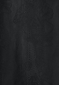 Tela negra texturizada con un sutil diseño de malla, que presenta densidades y patrones variados en toda su extensión. Adecuada para ropa o accesorios.