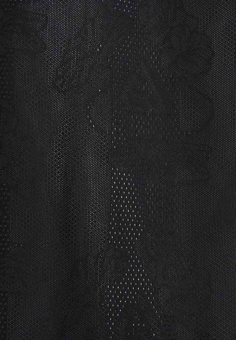 Tissu noir texturé avec un subtil design en maille, présentant des densités et des motifs variés sur l'ensemble. Convient pour des vêtements ou des accessoires.