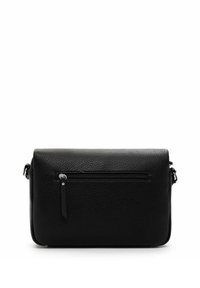 Bolso de hombro de cuero negro con acabado texturizado, que cuenta con un bolsillo con cremallera en la parte delantera y una correa de hombro ajustable. Forma rectangular.