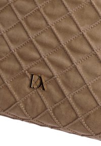 Bolso de mano de cuero taupe acolchado con costuras en patrón de diamante y un adorno de logotipo en tono dorado, que destaca la textura y la artesanía.