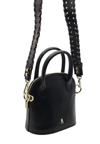 Sac à main noir en cuir avec deux poignées supérieures et une sangle tressée, doté de quincaillerie dorée et d'une fermeture éclair. Texture lisse, design compact.