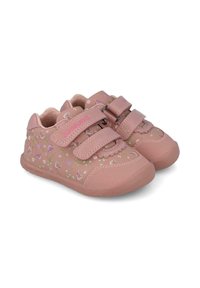 Zapatos infantiles rosas con estampado floral, fabricados en material sintético. Cuentan con dos correas de velcro y suelas de goma texturizada para mayor tracción.