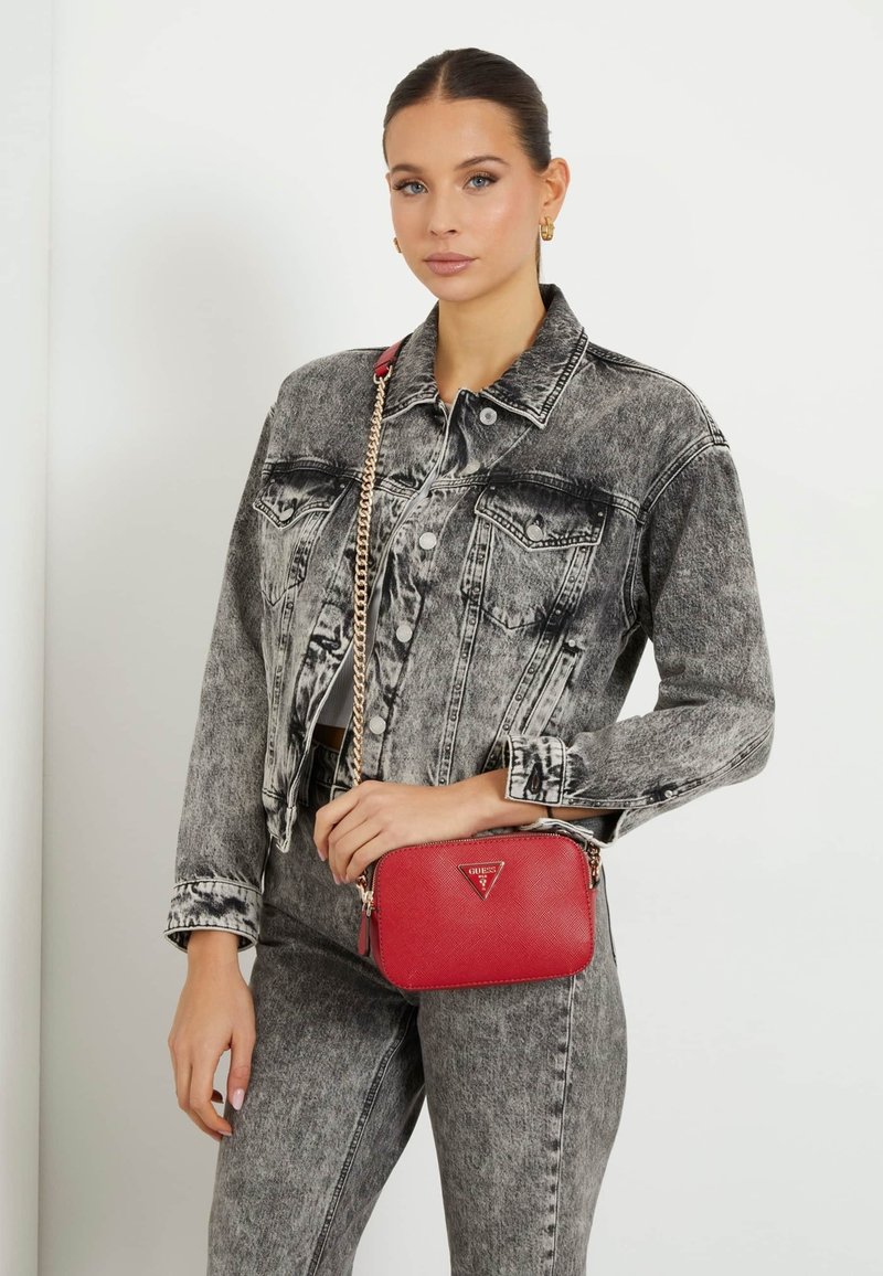 Guess NOELLE CROSSBODY CAMERA - Borsa a tracolla - rot