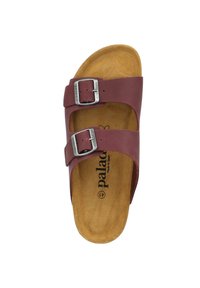 Sandalo in pelle bordeaux con due cinturini regolabili, fibbie argentate e soletta in suede. Design piatto e aperto con una suola beige.