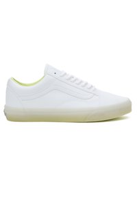 Białe sneakersy wykonane z gładkiej skóry, charakteryzujące się niskim krojem, okrągłym noskiem, akcentami w kolorze żółto-zielonym na wewnętrznej wyściółce oraz przezroczystą podeszwą.