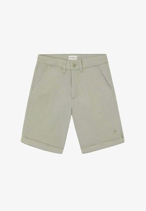 Pantalones cortos gris claro hasta la rodilla con bolsillos delanteros, cierre de botón, presillas para cinturón y detalle de dobladillo enrollado.