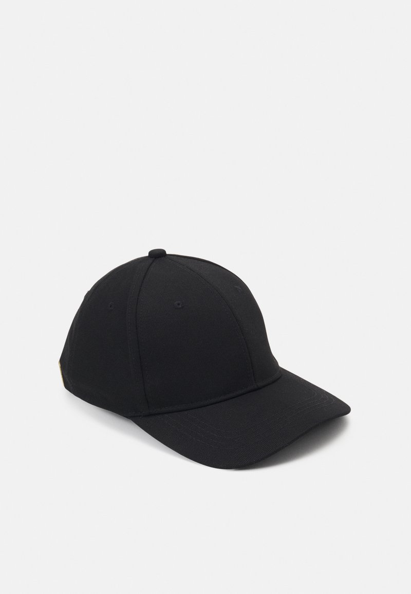 Musta baseball-lakki, joka on valmistettu sileästä kankaasta, ja siinä on kaareva lippa, kuusi pannua ja pieni logo-yksityiskohta sivulla.