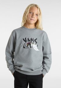 Grå sweatshirt med rund hals och långa ärmar. Har en tryckt grafik av en bil och stiliserad text. Tyget är mjukt och texturerat.