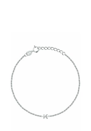 Silbernes Gliederarmband mit einem kleinen Buchstaben-K-Anhänger, der mit klaren Steinen verziert ist, und einem Federringverschluss mit verstellbaren Gliedern.