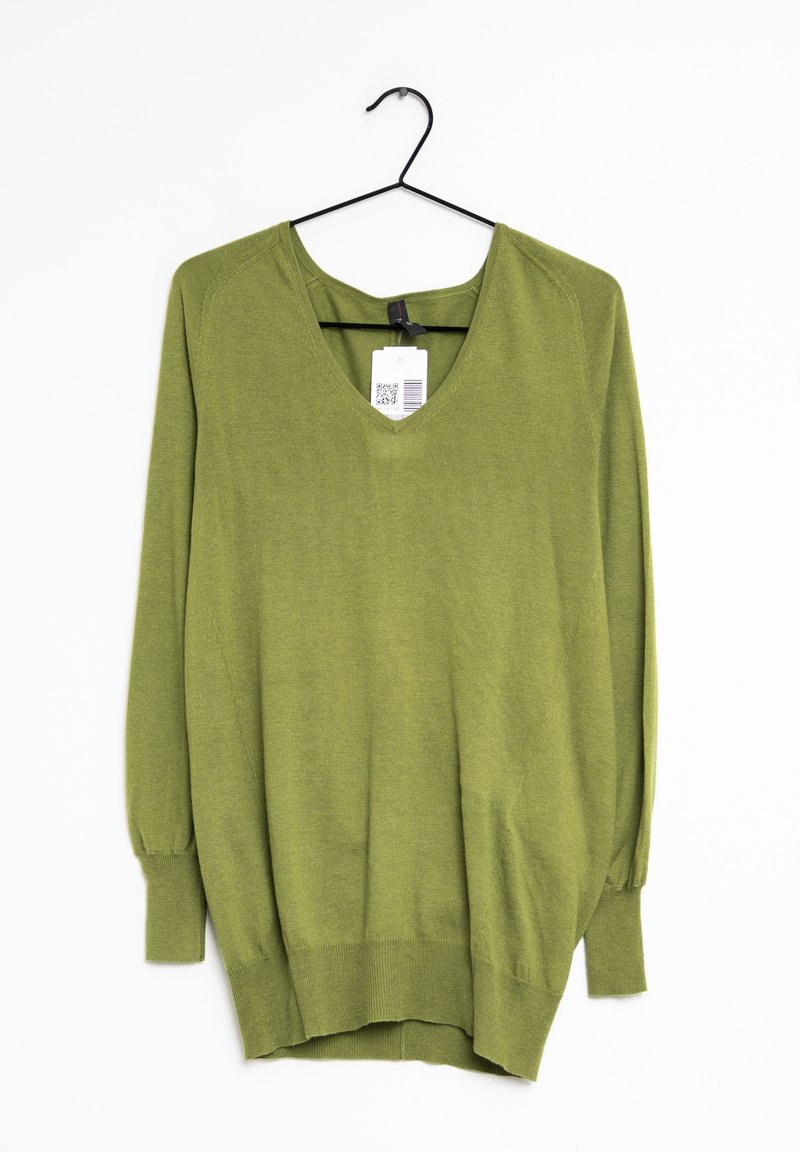 Pull col en V vert olive à manches longues suspendu sur un cintre noir avec une étiquette blanche de prix attachée à l'intérieur de l'encolure.