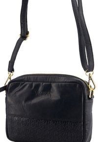 Sort læder crossbody taske med tekstureret nederste sektion, gylden lynlås og justerbar rem. Har prægede branding på forsiden.