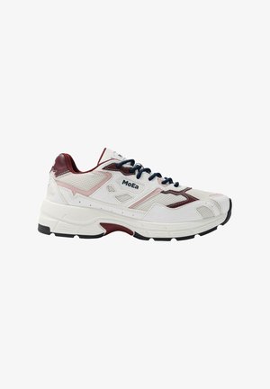 Sneaker atletico bianco con accenti color bordeaux, pannelli in rete e suola testurizzata. Presenta lacci blu scuro e un marchio di lato.