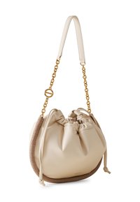 Beige Lederhandtasche mit einer weichen, gerafften Form, ausgestattet mit einem goldenen Kettenriemen und einem strukturierten braunen Boden. Zugbandverschluss.