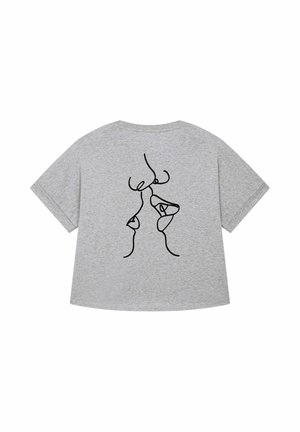 Maglietta grigia a maniche corte con un disegno a linea continua nera di due volti che si baciano sulla schiena.